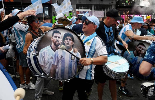 Argentina fans take over Times Square ahead of the 2026 FIFA World Cup, WM, Weltmeisterschaft, Fussball final Argentina fans take over Times Square ahead of the 2026 FIFA World Cup final football match between Argentina and Spain on July 18, 2026 in New York city, New York. Photo by Olivier Douliery ABACAPRESS.COM New York city New York United States  Copyright: xDoulieryxOlivier ABACAx