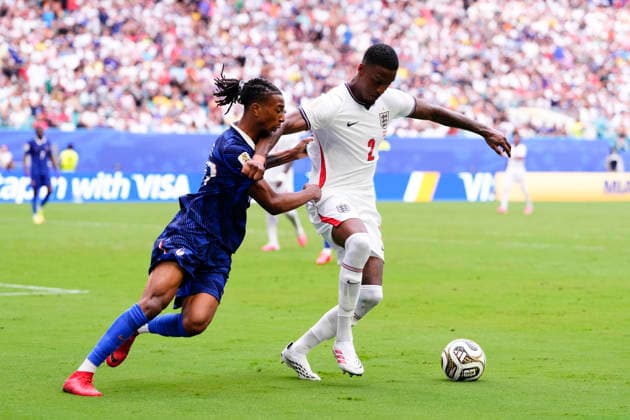 July 18, 2026, Miami Gardens, Florida, United States: Ezri Konsa of England and Michael Olise of France compete for the ball during the FIFA World Cup, WM, Weltmeisterschaft, Fussball 2026 Bronze Medal Match match between France and England at Miami Stadium on July 18, 2026 in Miami Gardens, United States. Miami Gardens United States - ZUMAa181 20260718_zaa_a181_096 Copyright: xJosexBretonx