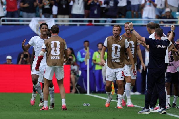 FIFA World Cup, WM, Weltmeisterschaft, Fussball 2026 3rd place playoff - France vs England Jude Bellingham of England (L) celebrates with his teamamtes after scoring the 4-6 goal during the FIFA World Cup 2026 3rd place playoff match France against England, in Miami, Florida, USA, 18 July 2026. MIAMI United States  Copyright: xCRISTOBALxHERRERA-ULASHKEVICHx