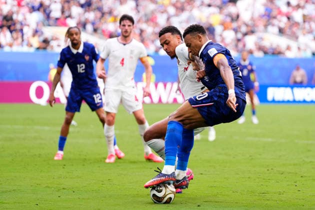 France v England: Bronze Medal Match - FIFA World Cup, WM, Weltmeisterschaft, Fussball 2026 Kylian Mbappe of France and Morgan Rogers of England compete for the ball during the FIFA World Cup 2026 Bronze Medal Match match between France and England at Miami Stadium on July 18, 2026 in Miami Gardens, United States. Miami Gardens FL United States  Copyright: xJosexBretonx originalFilename:bretonhernandez-franceve260718_npFMv.jpg