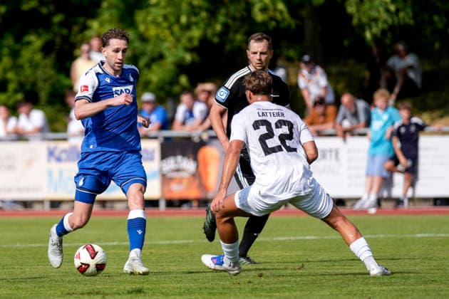 v.li.: Arthur Chaves (Hoffenheim, 35), Tim Latteier (SGV, 22), Zweikampf, Spielszene, Duell, duel, tackle, tackling, Dynamik, Action, Aktion, 18.07.2026, Bad Friedrichshall (Deutschland), Fussball, Testspiel, TSG 1899 Hoffenheim - SGV Heilbronn-Freiberg, DFB DFL REGULATIONS PROHIBIT ANY USE OF PHOTOGRAPHS AS IMAGE SEQUENCES AND OR QUASI-VIDEO. *** From left: Arthur Chaves (Hoffenheim), 35, Tim Latteier (SGV), 22, tackle, game scene, duel, tackle, tackling, dynamic, action, 18 July 2026, Bad Friedrichshall, Germany, soccer, friendly match, TSG 1899 Hoffenheim vs. SGV Heilbronn Freiberg, DFB and DFL regulations prohibit any use of photographs as image sequences and or quasi-video xozx