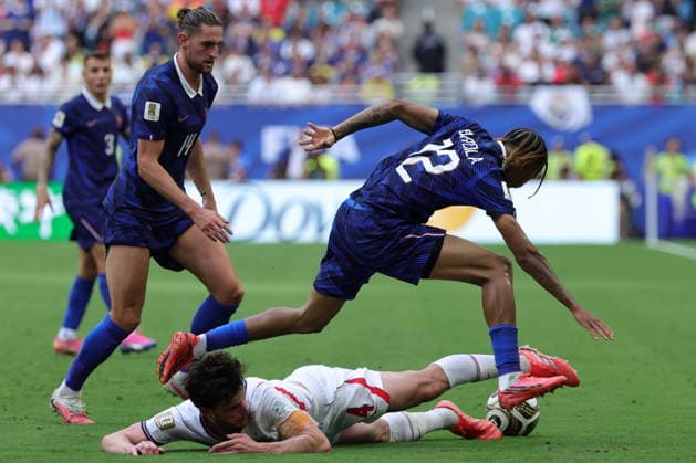 FIFA World Cup, WM, Weltmeisterschaft, Fussball 2026 3rd place playoff - France vs England Declan Rice of England (L) in action against Bradley Barcola of France (R) during the FIFA World Cup 2026 3rd place playoff match France against England, in Miami, Florida, USA, 18 July 2026. MIAMI United States  Copyright: xCRISTOBALxHERRERA-ULASHKEVICHx