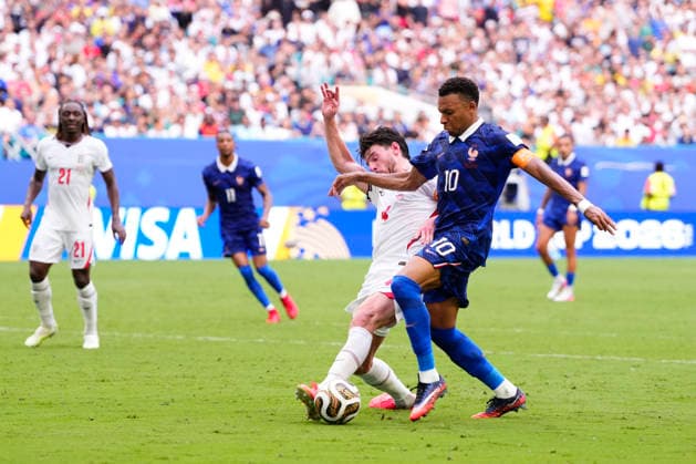 France v England: Bronze Medal Match - FIFA World Cup, WM, Weltmeisterschaft, Fussball 2026 Kylian Mbappe of France and Declan Rice of England compete for the ball during the FIFA World Cup 2026 Bronze Medal Match match between France and England at Miami Stadium on July 18, 2026 in Miami Gardens, United States. Miami Gardens FL United States  Copyright: xJosexBretonx originalFilename:bretonhernandez-franceve260718_np3xv.jpg