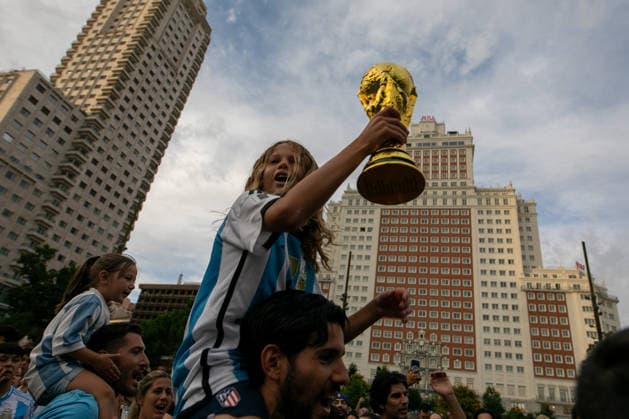 Argentine Fan Rally In Madrid Argentine football fans gather in Madrid s Plaza Espana to show support for their team ahead of the 2026 FIFA World Cup, WM, Weltmeisterschaft, Fussball final against Spain in New York, United States, on july 18, 2026. Madrid MADRID Spain  Copyright: xDavidxCanalesx originalFilename:canalescarvajal-argentin260718_npfNt.jpg