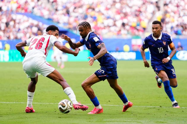 July 18, 2026, Miami Gardens, Florida, United States: Bradley Barcola of France and Jarell Quansah of England compete for the ball during the FIFA World Cup, WM, Weltmeisterschaft, Fussball 2026 Bronze Medal Match match between France and England at Miami Stadium on July 18, 2026 in Miami Gardens, United States. France V England: Bronze Medal Match - FIFA World Cup 2026  - ZUMAa181 20260718_zaa_a181_109 Copyright: xJosexBretonx