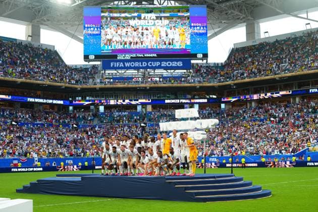 Players of England and England manager, Thomas Tuchel, pose on the podium after finishing third place in the 2026 FIFA World Cup, WM, Weltmeisterschaft, Fussball France v England, 2026 FIFA World Cup, 3rd Place Final, Football, Miami Stadium, Miami, Florida, USA - 18 Jul 2026Miami Miami Stadium Florida (FL) United States of America  Copyright: xJavierxGarcia Shutterstockx 16995468dp