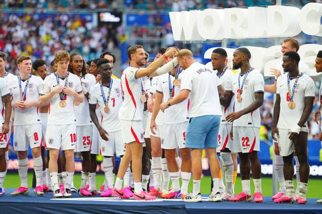 Jordan Henderson of England gives Jason Steele a third placed medal France v England, 2026 FIFA World Cup, WM, Weltmeisterschaft, Fussball 3rd Place Final, Football, Miami Stadium, Miami, Florida, USA - 18 Jul 2026Miami Miami Stadium Florida (FL) United States of America  Copyright: xJavierxGarcia Shutterstockx 16995468dq