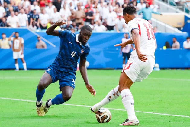 Jude Bellingham of England (R) controls the ball under pressure from Dayot Upamecano of France (L) during a FIFA Men’s World Cup 2026 Bronze Final football match between France and England at Miami Stadium, in Miami Gardens on July 18th 2026 (Photo by Alexandra Fechete SPP)  Copyright: xAlexandraxFechete SPPx Sportspressphoto_SPR193125