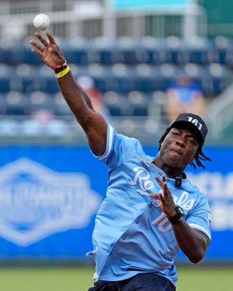 July 18, 2026: Kansas City Chiefs 1st round draft pick, Emmitt Johnson throws out the first pitch in the Padres vs Royals game at Kauffman Stadium Kansas City, Missouri. CSM. Kansas City United States - ZUMAc04_ 20260718_zma_c04_005 Copyright: xJonxRobichaudx