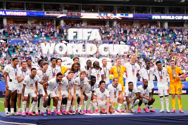 France v England: Bronze Medal Match - FIFA World Cup, WM, Weltmeisterschaft, Fussball 2026 Players of England pose for the photo after receiving their third place medals during the FIFA World Cup 2026 Bronze Medal Match match between France and England at Miami Stadium on July 18, 2026 in Miami Gardens, United States. Miami Gardens FL United States  Copyright: xJosexBretonx originalFilename:bretonhernandez-franceve260718_np68d.jpg