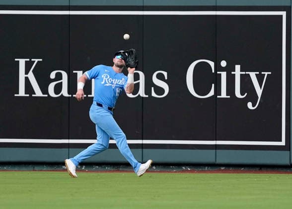 July 18, 2026: Kansas City Royals center fielder Lane Thomas (15) makes the catch against the Padres in the 7th inning at Kauffman Stadium Kansas City, Missouri. CSM. Kansas City United States - ZUMAc04_ 20260718_zma_c04_022 Copyright: xJonxRobichaudx