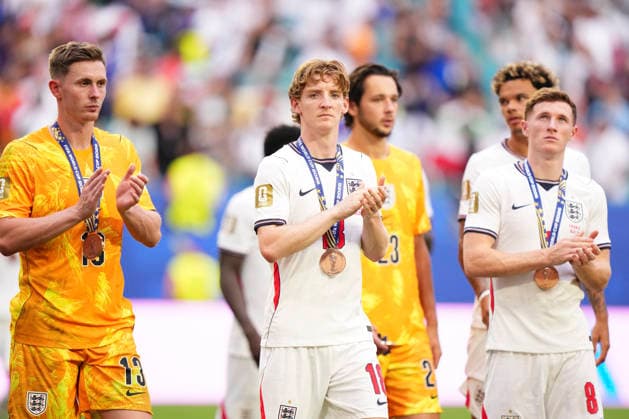 France v England: Bronze Medal Match - FIFA World Cup, WM, Weltmeisterschaft, Fussball 2026 Anthony Gordon of England celebrates the victory wearing the third place medal during the FIFA World Cup 2026 Bronze Medal Match match between France and England at Miami Stadium on July 18, 2026 in Miami Gardens, United States. Miami Gardens FL United States  Copyright: xJosexBretonx originalFilename:bretonhernandez-franceve260718_npEsd.jpg