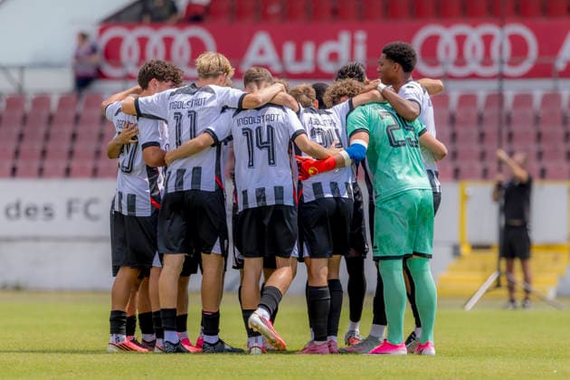 Ingolstadt, Deutschland 18. Juli 2026: Bayernliga Nord - 2026 2027 - Sp. 1 - FC Ingolstadt 04 II gegen FSV Stadeln Im Bild: Die Spieler vom FCI II bilden einen Mannschaftskreis zum Schulterschluss. ESV Stadion Bayern *** Ingolstadt, Germany, July 18, 2026 Bayernliga Nord 2026–2027 Match 1: FC Ingolstadt 04 II vs. FSV Stadeln In the photo: The FCI II players form a team circle to show solidarity at the ESV Stadium in Bavaria Copyright: xFotostandx xSchäferx