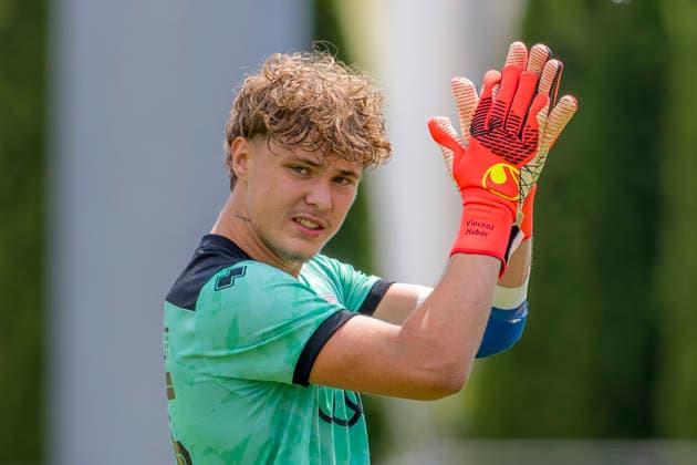 Ingolstadt, Deutschland 18. Juli 2026: Bayernliga Nord - 2026 2027 - Sp. 1 - FC Ingolstadt 04 II gegen FSV Stadeln Im Bild: Torwart Vincent Huber (FCI II) gestikuliert auf dem Spielfeld. ESV Stadion Bayern *** Ingolstadt, Germany, July 18, 2026; Bayernliga Nord 2026–2027, Match 1: FC Ingolstadt 04 II vs. FSV Stadeln. Pictured: FCI II goalkeeper Vincent Huber gesturing on the field at the ESV Stadium in Bavaria. Copyright: xFotostandx xSchäferx