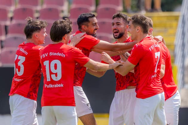 Ingolstadt, Deutschland 18. Juli 2026: Bayernliga Nord - 2026 2027 - Sp. 1 - FC Ingolstadt 04 II gegen FSV Stadeln Im Bild: in der Traube Torschütze Leon Siefert (Stadeln) jubelt nach seinem Tor zum 0:1 mit seinen Mannschaftskollegen, ESV Stadion Bayern *** Ingolstadt, Germany, July 18, 2026, Bayernliga Nord 2026–2027, Match 1: FC Ingolstadt 04 II vs. FSV Stadeln. Pictured in the crowd: goal scorer Leon Siefert of Stadeln celebrates with his teammates after scoring the 0–1 goal, ESV Stadium Bavaria Copyright: xFotostandx xSchäferx
