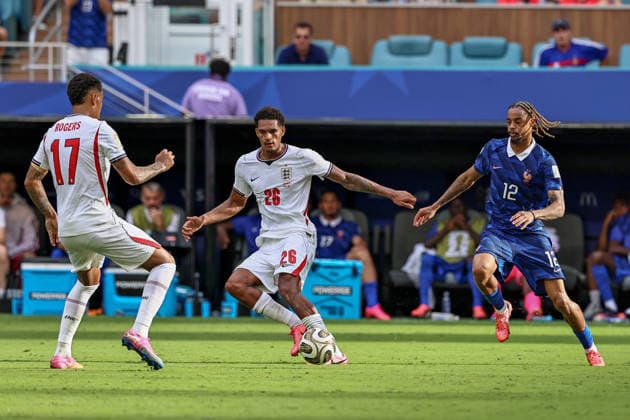 MIAMI GARDENS, FL - JULY 18: Jarell Quansah 26, Morgan Rogers 17 of England and Bradley Barcola 12 of France battle for a ball during a FIFA World Cup, WM, Weltmeisterschaft, Fussball 26 Bronze Final match between France and England on July 18,2026 at Miami Stadium, in Miami Gardens, Fla.(Photo by Chris Arjoon Icon Sportswire) SOCCER: JUL 18 FIFA World Cup 26 Bronze Final - France v England EDITORIAL USE ONLY Icon26071800000013