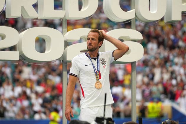 MIAMI GARDENS, FL - JULY 18: England midfielder Jude Bellingham (10) waits for his team to join him for the group photo following the FIFA World Cup, WM, Weltmeisterschaft, Fussball 26 Bronze Final between France and England on Saturday, July 18, 2206 at Miami Stadium in Miami Gardens, FL (Photo by Peter Joneleit Icon Sportswire) SOCCER: JUL 18 FIFA World Cup 26 Bronze Final - France v England EDITORIAL USE ONLY Icon260718041