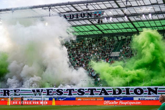 RAPID WIEN - HABMURGER SV Fans of Rapid burn pyro during the pre season friendly football match between SC Rapid Vienna and Hamburger SV at the Allianz Stadion. Vienna, Austria, July 18, 2026. Photo by Branislav Racko Copyright: xx _BRR6150