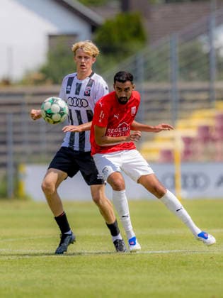 Ingolstadt, Deutschland 18. Juli 2026: Bayernliga Nord - 2026 2027 - Sp. 1 - FC Ingolstadt 04 II gegen FSV Stadeln Im Bild: v. li. im Zweikampf Patrick Bachmann (FCI II) und Salim Ahmed (Stadeln) ESV Stadion Bayern *** Ingolstadt, Germany, July 18, 2026, Bayernliga Nord 2026–2027, Match 1: FC Ingolstadt 04 II vs. FSV Stadeln. Pictured, from left, in a tackle: Patrick Bachmann (FCI II) and Salim Ahmed (Stadeln), ESV Stadium, Bavaria Copyright: xFotostandx xSchäferx