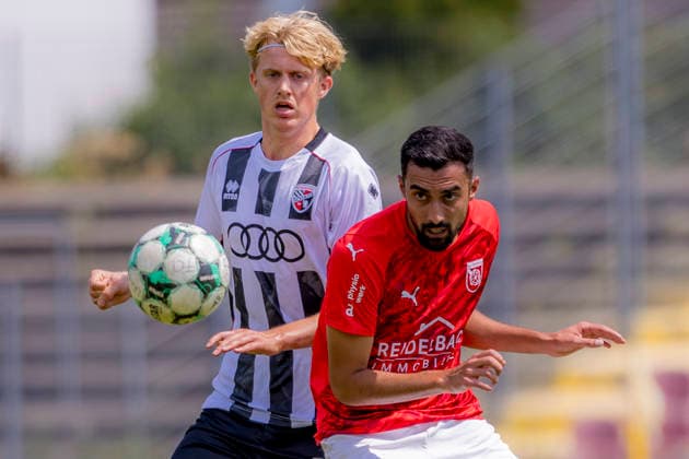 Ingolstadt, Deutschland 18. Juli 2026: Bayernliga Nord - 2026 2027 - Sp. 1 - FC Ingolstadt 04 II gegen FSV Stadeln Im Bild: v. li. im Zweikampf Patrick Bachmann (FCI II) und Salim Ahmed (Stadeln) ESV Stadion Bayern *** Ingolstadt, Germany, July 18, 2026, Bayernliga Nord 2026–2027, Match 1: FC Ingolstadt 04 II vs. FSV Stadeln. Pictured, from left, in a tackle: Patrick Bachmann (FCI II) and Salim Ahmed (Stadeln), ESV Stadium, Bavaria Copyright: xFotostandx xSchäferx