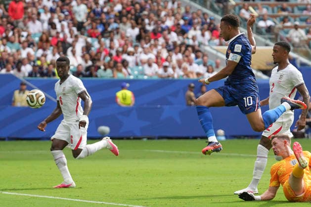 MIAMI GARDENS, FL - JULY 18: France forward Kylian MbappÃ (10) leaps overEngland goalkeeper Dean Henderson (13) as he attacks with the ball in the first half during the FIFA World Cup, WM, Weltmeisterschaft, Fussball 26 Bronze Final between France and England on Saturday, July 18, 2206 at Miami Stadium in Miami Gardens, FL (Photo by Peter Joneleit Icon Sportswire) SOCCER: JUL 18 FIFA World Cup 26 Bronze Final - France v England EDITORIAL USE ONLY Icon260718058