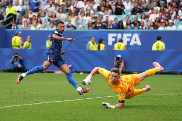 Sport Themen der Woche KW29 MIAMI GARDENS, FL - JULY 18: France forward Kylian MbappÃ (10) scores his first of two goals in the second half during the FIFA World Cup, WM, Weltmeisterschaft, Fussball 26 Bronze Final between France and England on Saturday, July 18, 2206 at Miami Stadium in Miami Gardens, FL (Photo by Peter Joneleit Icon Sportswire) SOCCER: JUL 18 FIFA World Cup 26 Bronze Final - France v England EDITORIAL USE ONLY Icon260718059