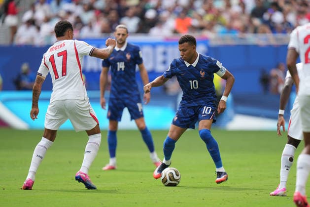 MIAMI GARDENS, FL - JULY 18: France forward Kylian MbappÃ (10) attacks with the ball as England midfielder Morgan Rogers (17) defends in the first half during the FIFA World Cup, WM, Weltmeisterschaft, Fussball 26 Bronze Final between France and England on Saturday, July 18, 2206 at Miami Stadium in Miami Gardens, FL (Photo by Peter Joneleit Icon Sportswire) SOCCER: JUL 18 FIFA World Cup 26 Bronze Final - France v England EDITORIAL USE ONLY Icon260718060