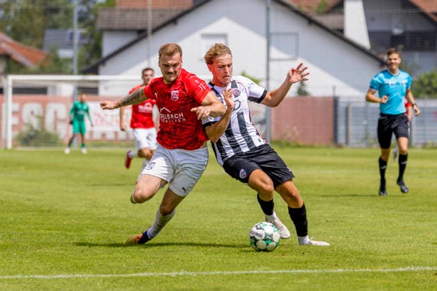 Ingolstadt, Deutschland 18. Juli 2026: Bayernliga Nord - 2026 2027 - Sp. 1 - FC Ingolstadt 04 II gegen FSV Stadeln Im Bild: v. li. im Zweikampf Leon Siefert (Stadeln) und Veit Breitschaft (FCI II) ESV Stadion Bayern *** Ingolstadt, Germany, July 18, 2026, Bayernliga Nord 2026–2027, Match 1: FC Ingolstadt 04 II vs. FSV Stadeln. Pictured, from left, in a tackle: Leon Siefert (Stadeln) and Veit Breitschaft (FCI II). ESV Stadium, Bavaria. Copyright: xFotostandx xSchäferx