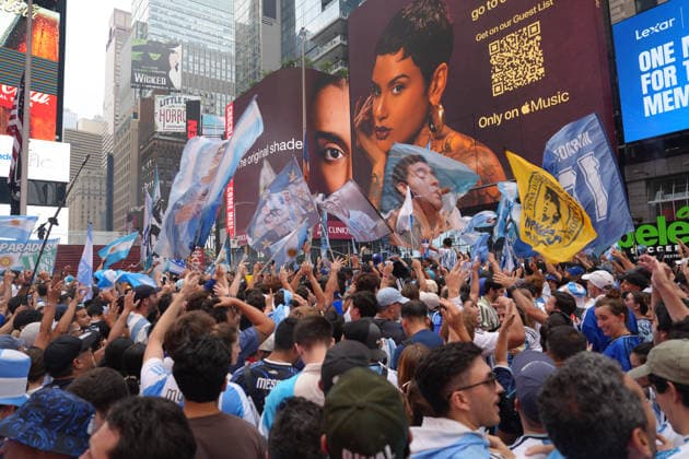 Fans from Argentina are taking part in a flag-waving event ahead of the 2026 FIFA World Cup, WM, Weltmeisterschaft, Fussball final in New York, United States, 18 July 2026. Gathering of Argentine Fans in Times Square !ACHTUNG: NUR REDAKTIONELLE NUTZUNG!  Copyright: xOctavioxGuzmanx AMDEP8992 20260719-55020933666_1