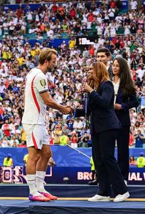 (260719) -- MIAMI, July 19, 2026 -- Harry Kane (L) of England is presented with a bronze medal after the bronze final match between France and England at the 2026 FIFA World Cup, WM, Weltmeisterschaft, Fussball in Miami, the United States, July 18, 2026. ) (SP)U.S.-MIAMI-FOOTBALL-FIFA WORLD CUP-BRONZE FINAL-FRA VS ENG ChenxYichen 