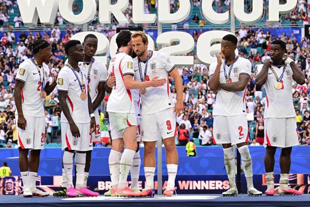 (260719) -- MIAMI, July 19, 2026 -- Players of England are pictured with bronze medals on the podium after the bronze final match between France and England at the 2026 FIFA World Cup, WM, Weltmeisterschaft, Fussball in Miami, the United States, July 18, 2026. ) (SP)U.S.-MIAMI-FOOTBALL-FIFA WORLD CUP-BRONZE FINAL-FRA VS ENG ChenxYichen 