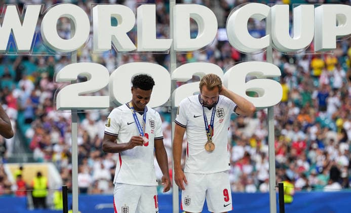 (260719) -- MIAMI, July 19, 2026 -- Harry Kane (R) and Ollie Watkins of England are pictured with bronze medals on the podium after the bronze final match between France and England at the 2026 FIFA World Cup, WM, Weltmeisterschaft, Fussball in Miami, the United States, July 18, 2026. ) (SP)U.S.-MIAMI-FOOTBALL-FIFA WORLD CUP-BRONZE FINAL-FRA VS ENG HuxXingyu 