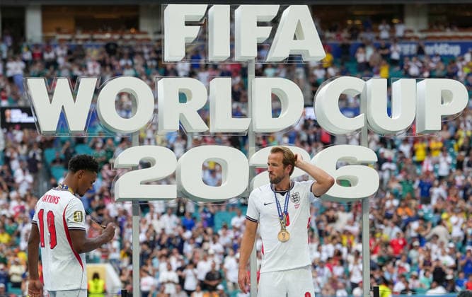 (260719) -- MIAMI, July 19, 2026 -- Harry Kane (R) and Ollie Watkins of England are pictured with bronze medals on the podium after the bronze final match between France and England at the 2026 FIFA World Cup, WM, Weltmeisterschaft, Fussball in Miami, the United States, July 18, 2026. ) (SP)U.S.-MIAMI-FOOTBALL-FIFA WORLD CUP-BRONZE FINAL-FRA VS ENG HuxXingyu 