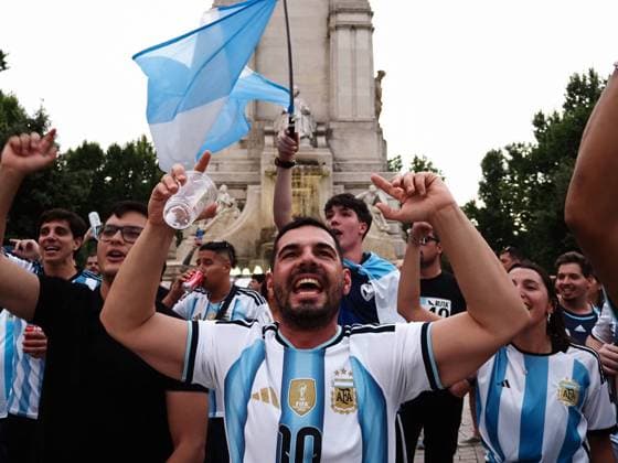 July 18, 2026, Madrid, Madrid, Spain: MADRID, SPAIN - JULY 18: Ahead of the FIFA World Cup, WM, Weltmeisterschaft, Fussball 2026 final match, Argentine fans in Spain gathered at Plaza de EspaoÃ‚a in Madrid for the traditional banderazo rally to support their national team, Nationalteam Madrid Spain  - ZUMAh199 20260718_zip_h199_002 Copyright: xAaronxHerediax Argentine Banderazo In Madrid  - ZUMA0862 0862023816st Copyright: xIMAGO AaronxHerediax