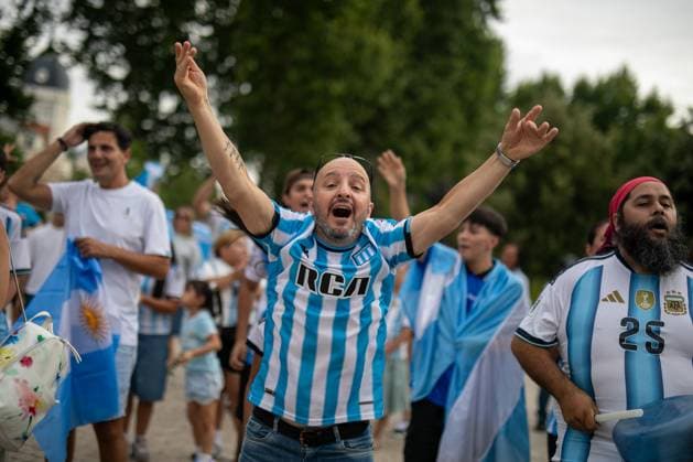July 18, 2026, Madrid, Madrid, Spain: Argentine fans cheer on the Albiceleste during a pre-match rally in Madrid.Argentine football fans gathered in Madrid s Plaza EspaoÂ±a to show their support for their team ahead of the 2026 FIFA World Cup, WM, Weltmeisterschaft, Fussball final against Spain in New York, USA. Argentine Fan Rally In Madrid  - ZUMAs197 0862030575st Copyright: xDavidxCanalesx