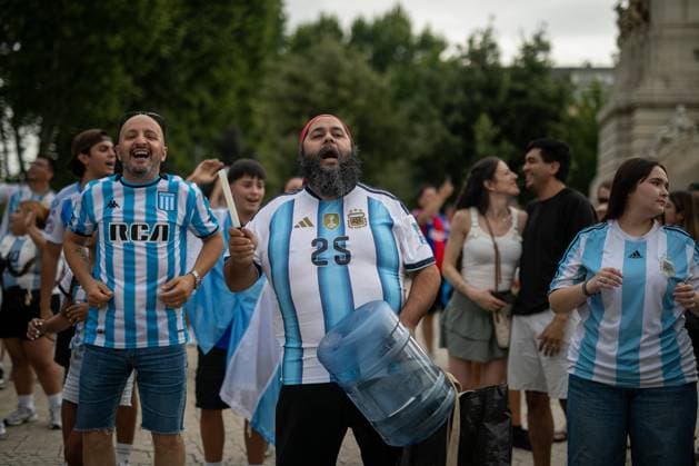 Sport Themen der Woche KW29 July 18, 2026, Madrid, Madrid, Spain: Argentine fans cheer on the Albiceleste during a pre-match rally in Madrid.Argentine football fans gathered in Madrid s Plaza EspaoÂ±a to show their support for their team ahead of the 2026 FIFA World Cup, WM, Weltmeisterschaft, Fussball final against Spain in New York, USA. Argentine Fan Rally In Madrid  - ZUMAs197 0862030812st Copyright: xDavidxCanalesx