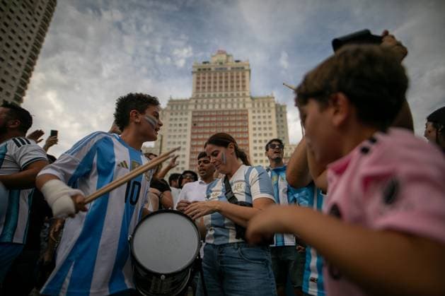 July 18, 2026, Madrid, Madrid, Spain: Argentine fans cheer on the Albiceleste during a pre-match rally in Madrid.Argentine football fans gathered in Madrid s Plaza EspaoÂ±a to show their support for their team ahead of the 2026 FIFA World Cup, WM, Weltmeisterschaft, Fussball final against Spain in New York, USA. Argentine Fan Rally In Madrid  - ZUMAs197 0862030816st Copyright: xDavidxCanalesx