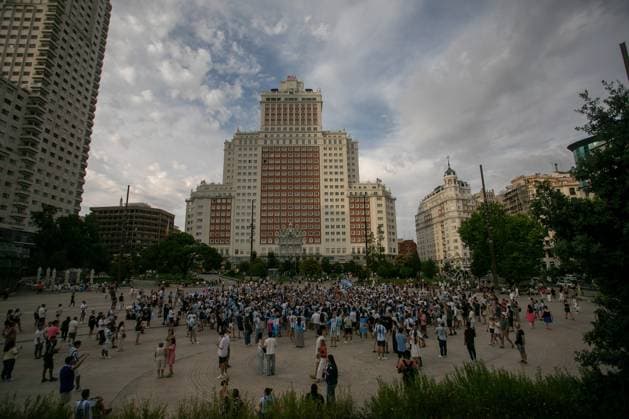 July 18, 2026, Madrid, Madrid, Spain: Argentine fans cheer on the Albiceleste during a pre-match gathering in Madrid s Plaza EspaoÂ±a.Argentine football fans gathered in Madrid s Plaza EspaoÂ±a to show their support for their team ahead of the 2026 FIFA World Cup, WM, Weltmeisterschaft, Fussball final against Spain in New York, USA. Argentine Fan Rally In Madrid  - ZUMAs197 0862030818st Copyright: xDavidxCanalesx