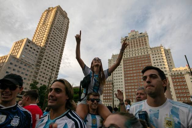 July 18, 2026, Madrid, Madrid, Spain: An Argentine fan cheers on the Albiceleste on the shoulders of another fan at a pre-match rally in Madrid.Argentine football fans gathered in Madrid s Plaza EspaoÂ±a to show their support for their team ahead of the 2026 FIFA World Cup, WM, Weltmeisterschaft, Fussball final against Spain in New York, USA. Argentine Fan Rally In Madrid  - ZUMAs197 0862030820st Copyright: xDavidxCanalesx