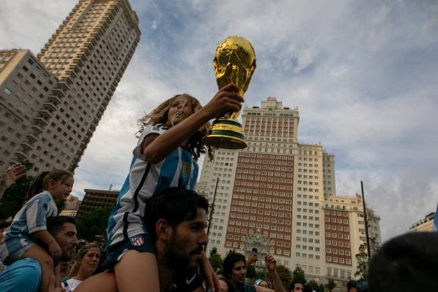 July 18, 2026, Madrid, Madrid, Spain: A child carries a replica of the World Cup trophy at a pre-match rally in Madrid.Argentine football fans gathered in Madrid s Plaza EspaoÂ±a to show their support for their team ahead of the 2026 FIFA World Cup, WM, Weltmeisterschaft, Fussball final against Spain in New York, USA. Argentine Fan Rally In Madrid  - ZUMAs197 0862030825st Copyright: xDavidxCanalesx