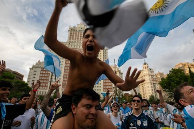 July 18, 2026, Madrid, Madrid, Spain: A child cheers on the Argentine national team, Nationalteam on the shoulders of another fan at a pre-match rally in Madrid.Argentine football fans gathered in Madrid s Plaza Espana to show their support for their team ahead of the 2026 FIFA World Cup, WM, Weltmeisterschaft, Fussball final against Spain in New York. World Cup 2026: Final: Argentina vs Spain: Fans in Madrid  - ZUMAs197 0862035400st Copyright: xDavidxCanalesx