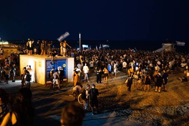 Argentine fans hold World Cup rally on Barcelona beach BARCELONA, SPAIN JULY 18, 2026: Hundreds of Argentine soccer fans gather at Bogatell Beach for a massive banderazo rally to support their national team, Nationalteam Amidst chants, light-blue smoke flares, and unfurled flags, the crowd transformed the Barcelona waterfront into the epicenter of soccer passion for the local Argentine expat community. Barcelona Barcelona Spain Copyright: x xEDITORx xJNAxPressx
