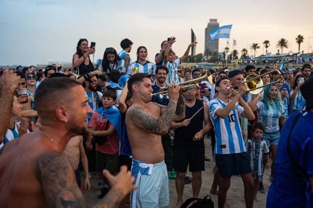 Argentine fans hold World Cup rally on Barcelona beach BARCELONA, SPAIN JULY 18, 2026: Hundreds of Argentine soccer fans gather at Bogatell Beach for a massive banderazo rally to support their national team, Nationalteam Amidst chants, light-blue smoke flares, and unfurled flags, the crowd transformed the Barcelona waterfront into the epicenter of soccer passion for the local Argentine expat community. Barcelona Barcelona Spain Copyright: x xEDITORx xJNAxPressx