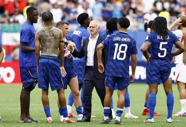 Sport Themen der Woche KW29 Football: 2026 World Cup France head coach Didier Deschamps (C) speaks to his players following a 6-4 loss to England in the World Cup third-place football match at Miami Stadium in Miami Gardens, Florida, on July 18, 2026.  A14AA0005623617P