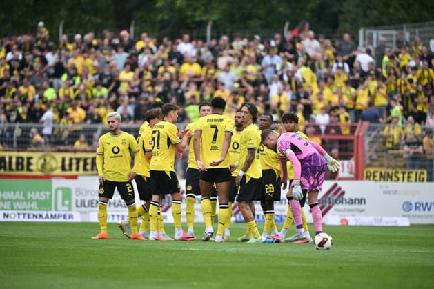 BVB Spielerkreis vor dem Anpfiff, links Yan Couto (Borussia Dortmund) 18.07.2026, Fussball 1. Bundesliga, Saison 2026 2027, Testspiel, Rot-Weiß Oberhausen - Borussia Dortmund 1:3 Oberhausen Niederrheinstadion Nordrhein Westfalen Deutschland *** BVB players on the field before kickoff; on the left, Yan Couto, Borussia Dortmund, July 18, 2026; Soccer, Bundesliga 1, 2026–2027 season; Friendly match; Rot-Weiß Oberhausen vs. Borussia Dortmund, 1–3; Oberhausen, Niederrheinstadion, North Rhine-Westphalia, Germany Team2
