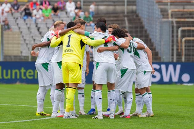 18.07.2026, xydrx, Fußball, Testspiel, Wuppertaler SV - Borussia Mönchengladbach, Saison 2026 2027, Stadion am Zoo: Die Spieler von Borussia Moenchengladbach bilden vor dem Spiel einen Kreis DFB regulations prohibit any use of photographs as image sequences and or quasi-video. *** July 18, 2026, xydrx, soccer, exhibition match, Wuppertaler SV vs. Borussia Mönchengladbach, 2026–2027 season, Stadion am Zoo: The Borussia Mönchengladbach players form a circle before the game. DFB regulations prohibit any use of photographs as image sequences and or quasi-video. Copyright: HMBxMedia YannisxDreimann