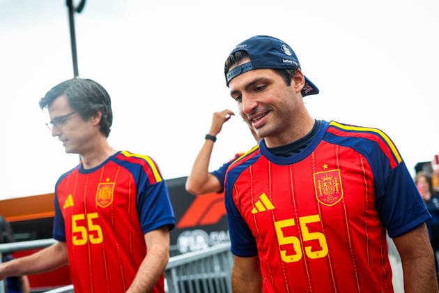 F1 - BELGIAN GRAND PRIX 2026 SAINZ Carlos (spa), Williams F1 Team FW48, portrait wearing the Spain football jersey shirt during the Formula 1 Belgian Grand Prix 2026, 10th round of the 2026 Formula One World Championship, WM, Weltmeisterschaft from July 17 to 19, 2026 on the Circuit de Spa-Francorchamps, in Stavelot, Belgium - StavelotBelgium  Copyright: xFLORENTxGOODENx