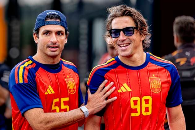 SPA - Formula 1 driver Carlos Sainz of Atlassian Williams F1 Team wearing a special Spain shirt during the Formula 1 Belgium at Spa Francorchamps on July 19, 2026 in Spa, Belgium. (Photo by DeFodi Images) - *** SPA Formula 1 driver Carlos Sainz of the Atlassian Williams F1 Team wearing a special Spain jersey during the Formula 1 Belgian Grand Prix at Spa-Francorchamps on July 19, 2026, in Spa, Belgium. Photo by DeFodi Images