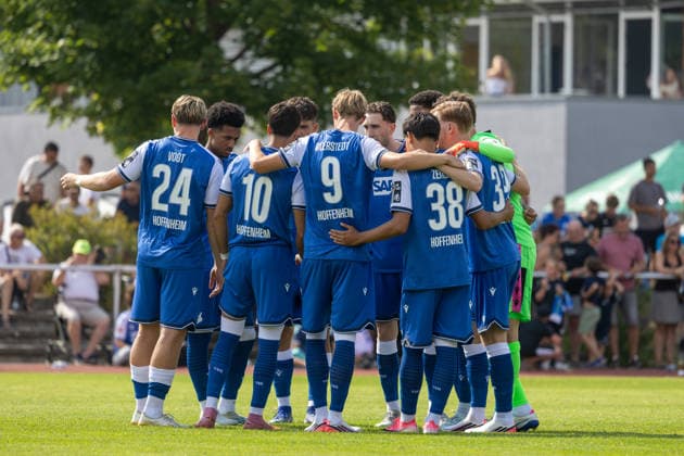 SGV Heilbronn-Freiberg gegen TSG Hoffenheim (Testspiel in Bad Friedrichshall)***Das Team der TSG Hoffenheim schwört sich vor Beginn der 2. Halbzeit noch einmal ein *** SGV Heilbronn Freiberg vs. TSG Hoffenheim: Friendly Match in Bad Friedrichshall ***The TSG Hoffenheim team rallies once more before the start of the second half Copyright: xUdoxHerrmannx