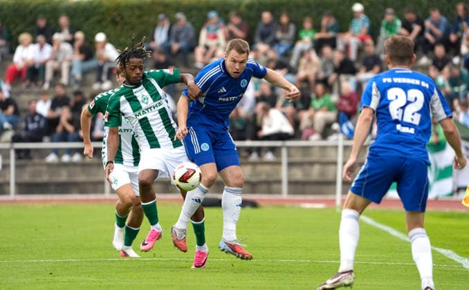 Foto : Bastian REINERS (Verden). gegen Samuel MBANGULA (Werder , links) Fussball 1. Bundesliga , am Sa. 18.07.2026 Saisonvorbereitung FC Verden - Werder Bremen *** Photo by Bastian REINERS: Verden vs. Samuel MBANGULA Werder, left: Soccer, Bundesliga 1, on Sat, July 18, 2026, preseason: FC Verden vs. Werder Bremen